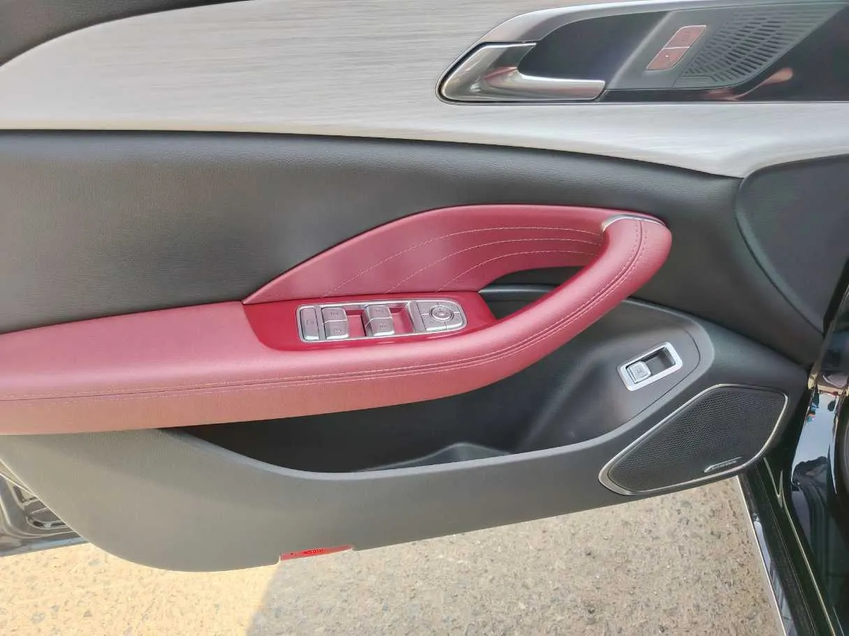 Car image 36