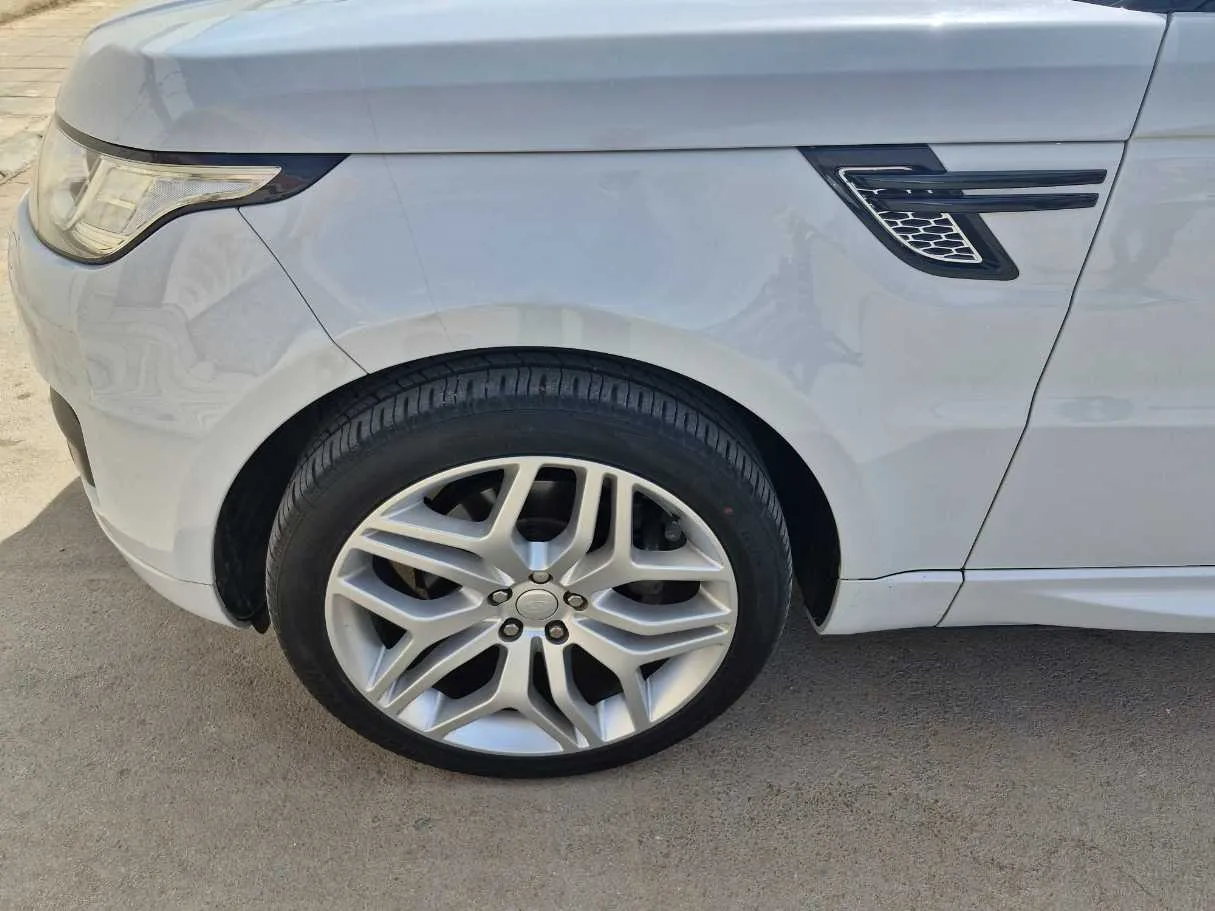 Car image 9