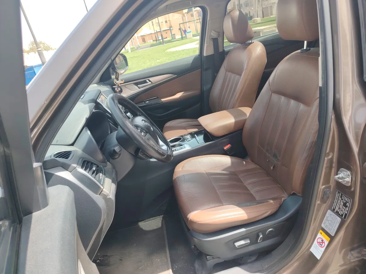 Car image 12