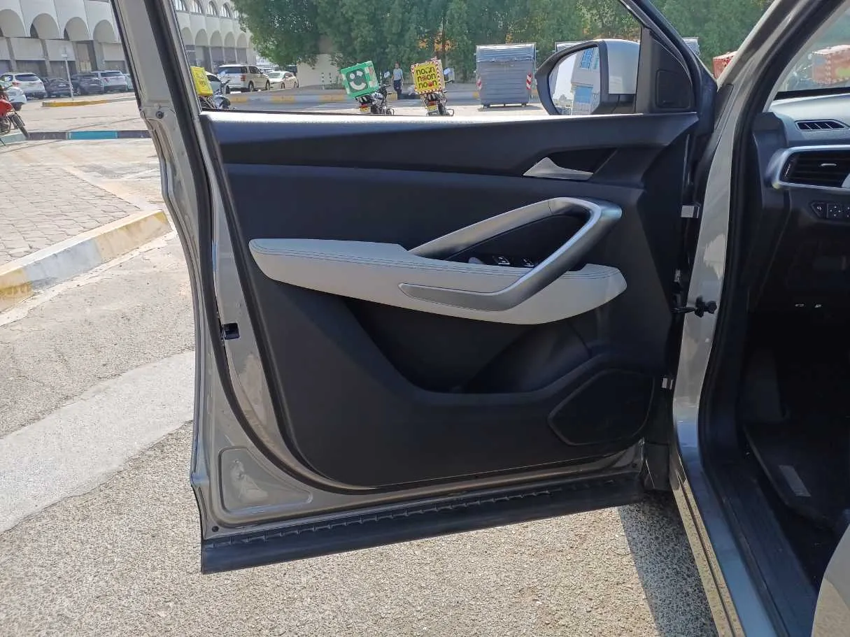 Car image 10