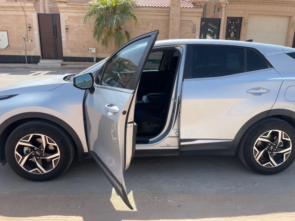 Car image 12