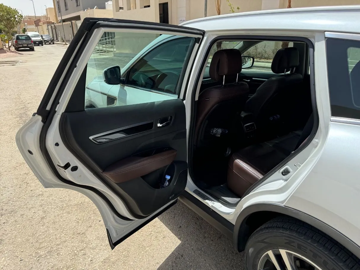 Car image 13