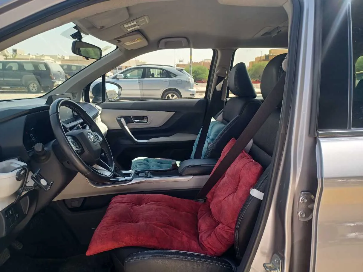Car image 12