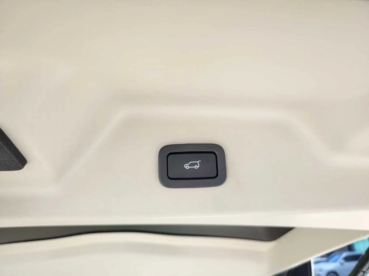 Car image 32