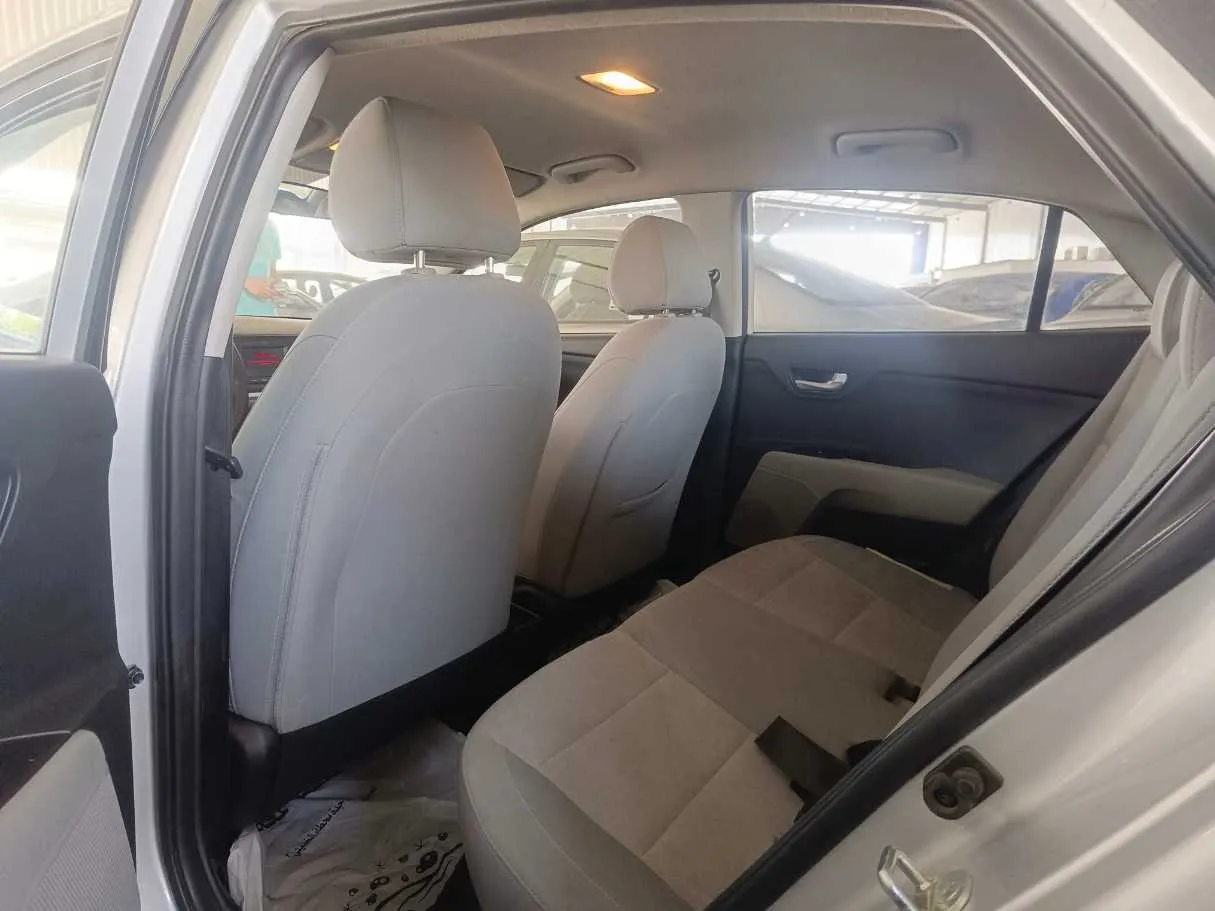 Car image 18