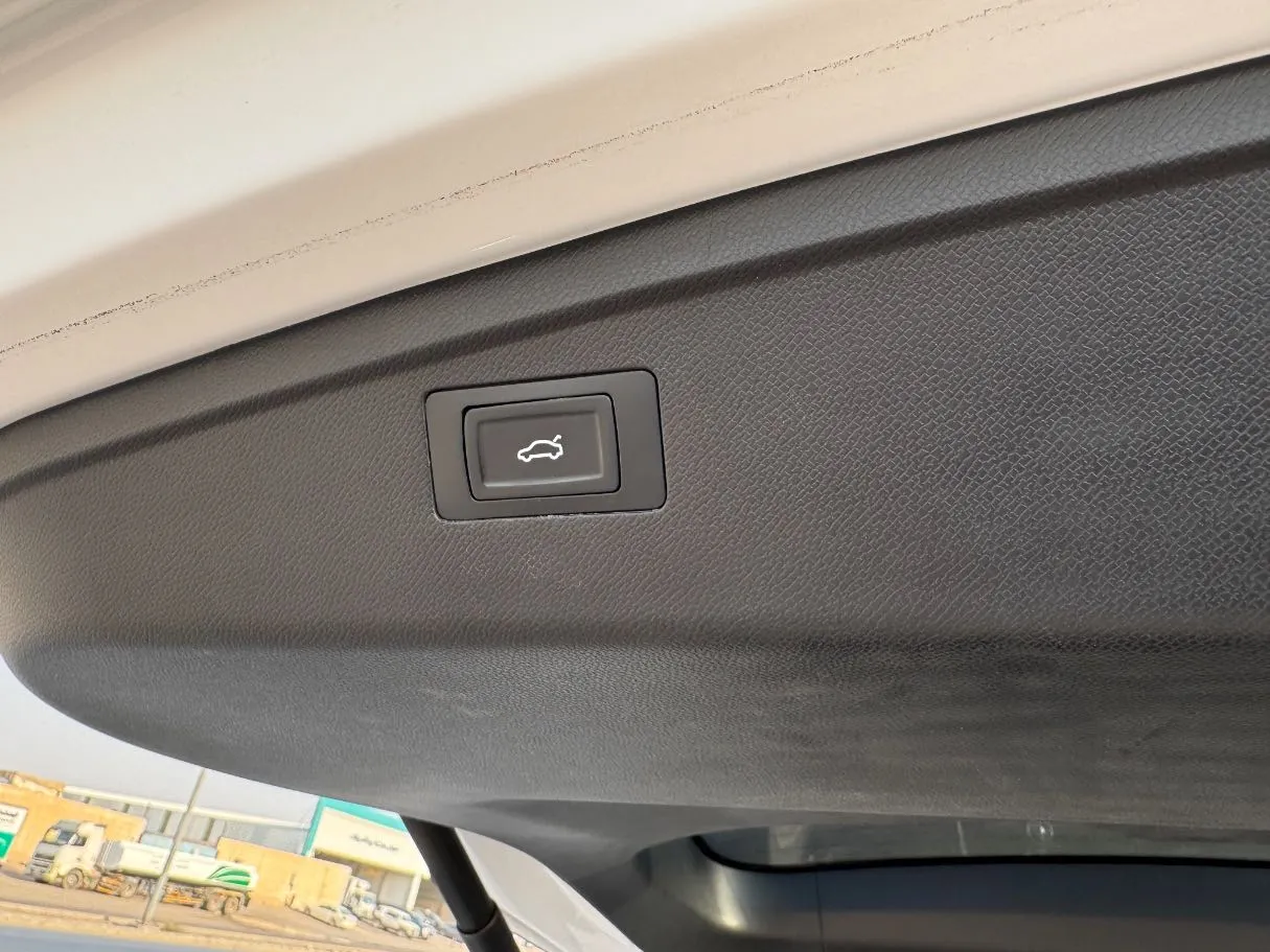 Car image 28