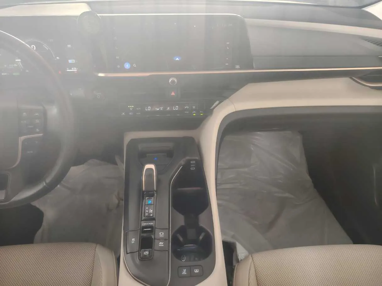 Car image 27