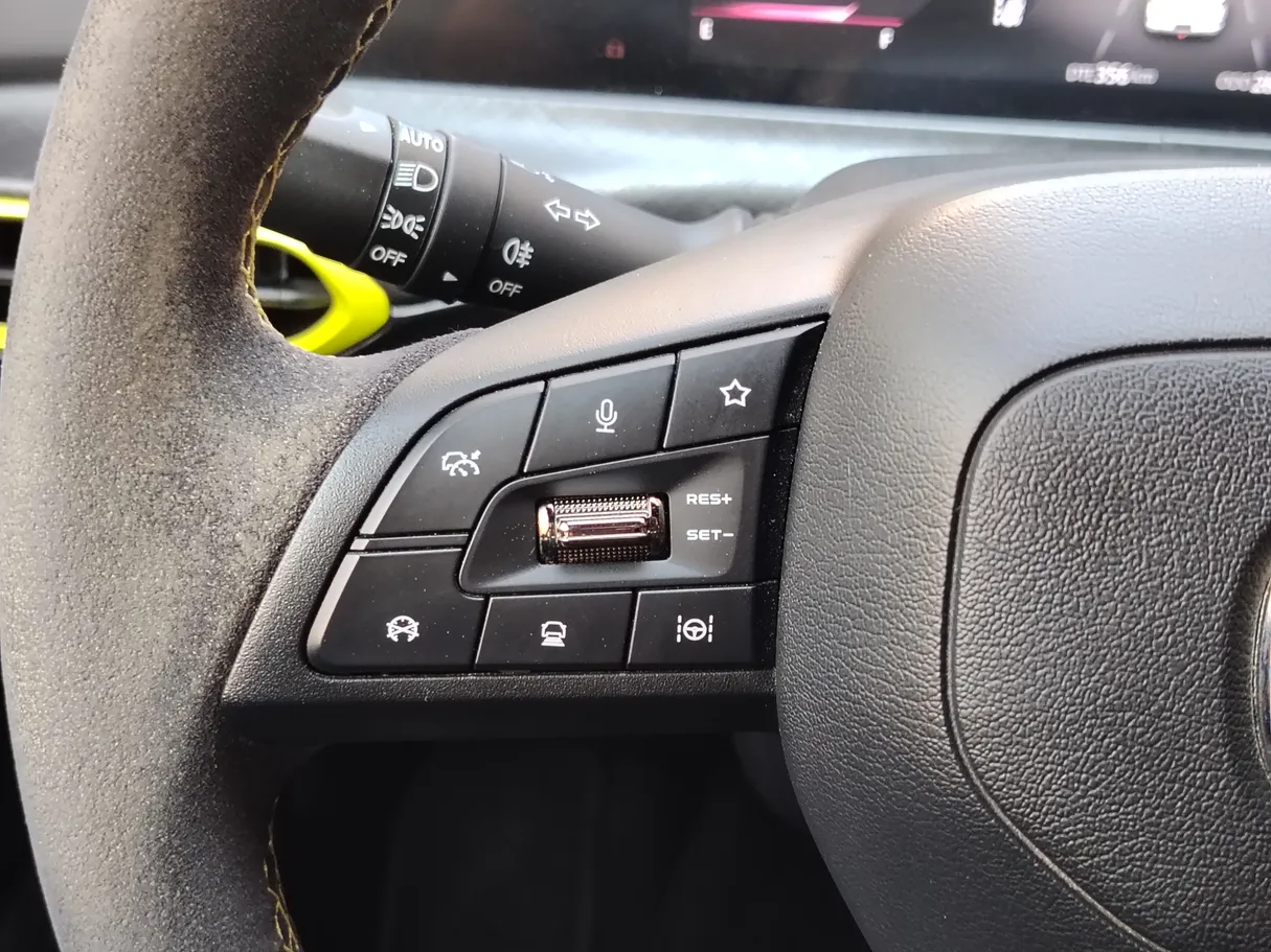 Car image 30