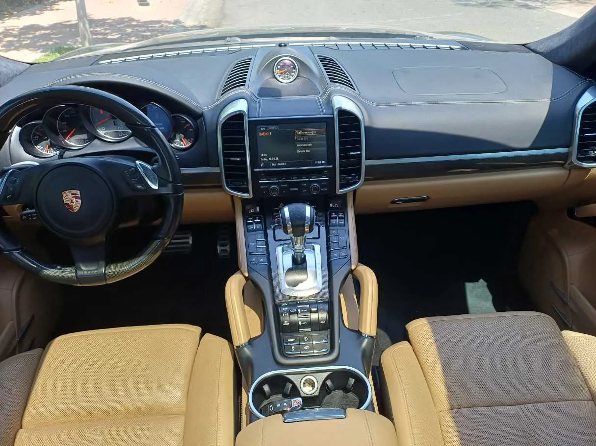 Car image 16