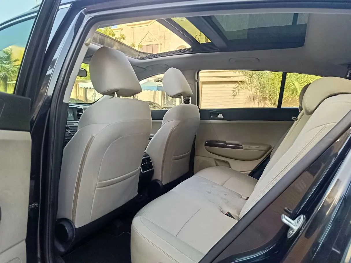 Car image 18