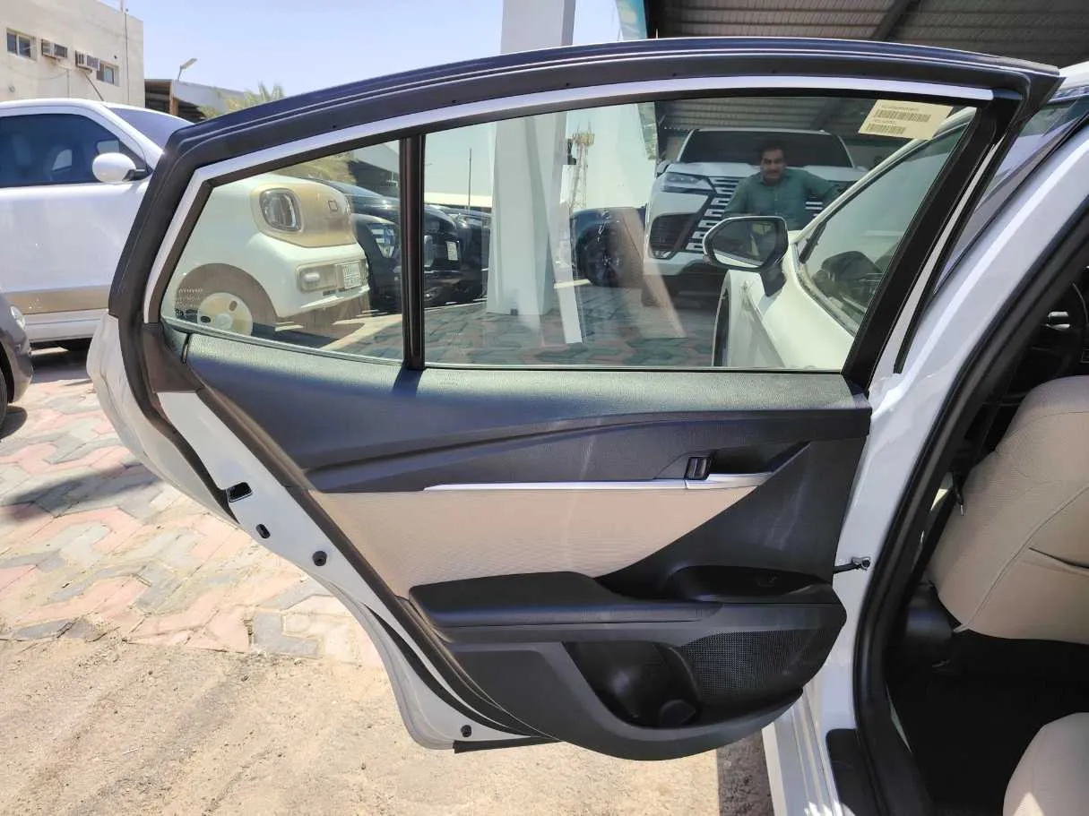 Car image 19
