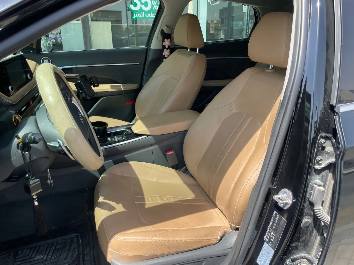 Car image 12