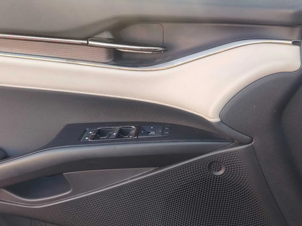Car image 27