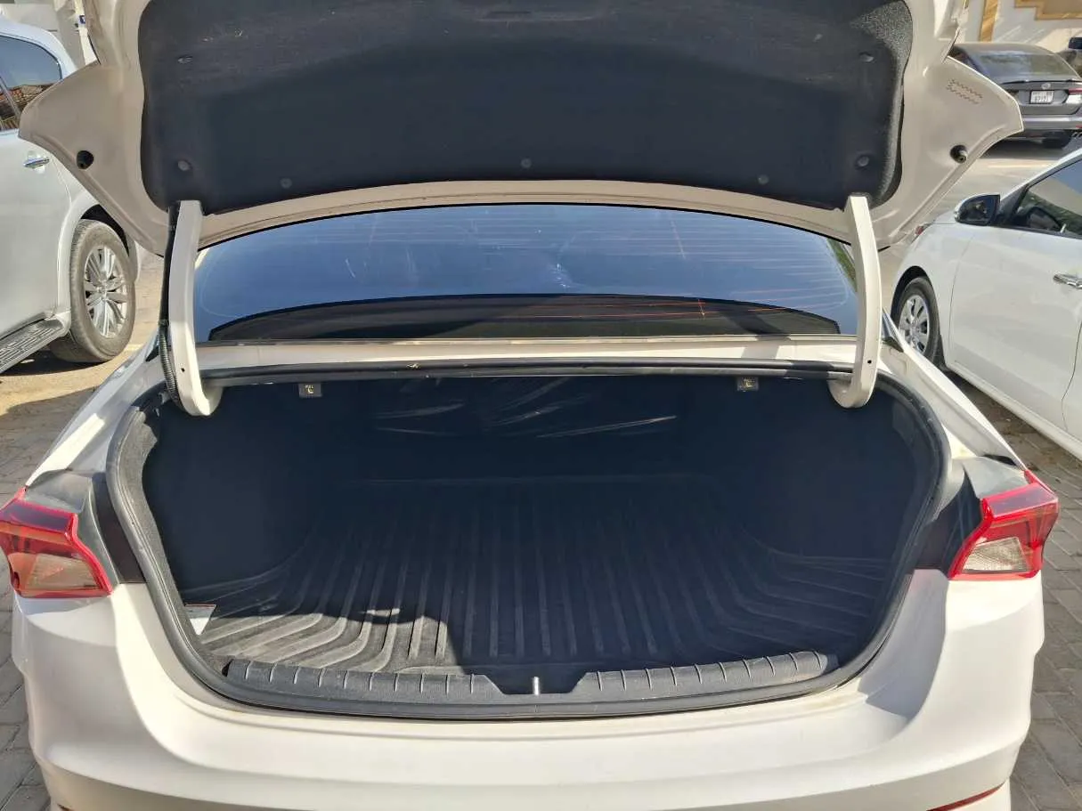 Car image 18