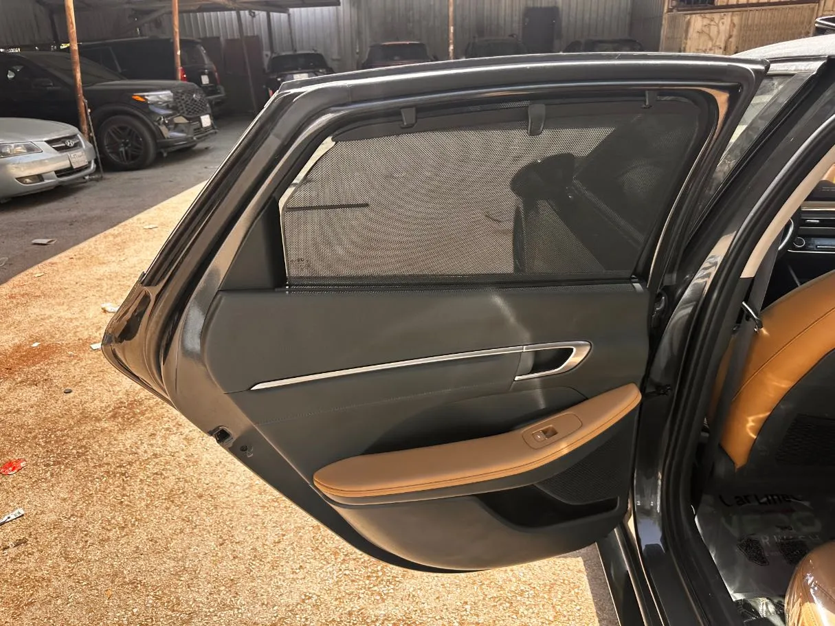 Car image 13
