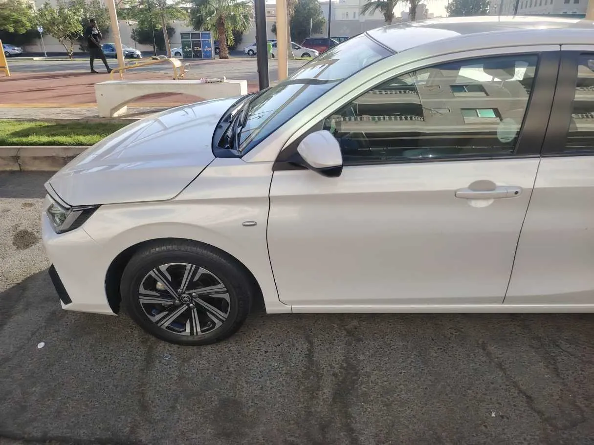 Car image 9