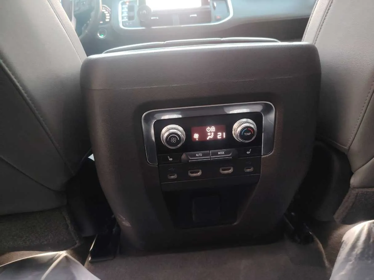 Car image 30