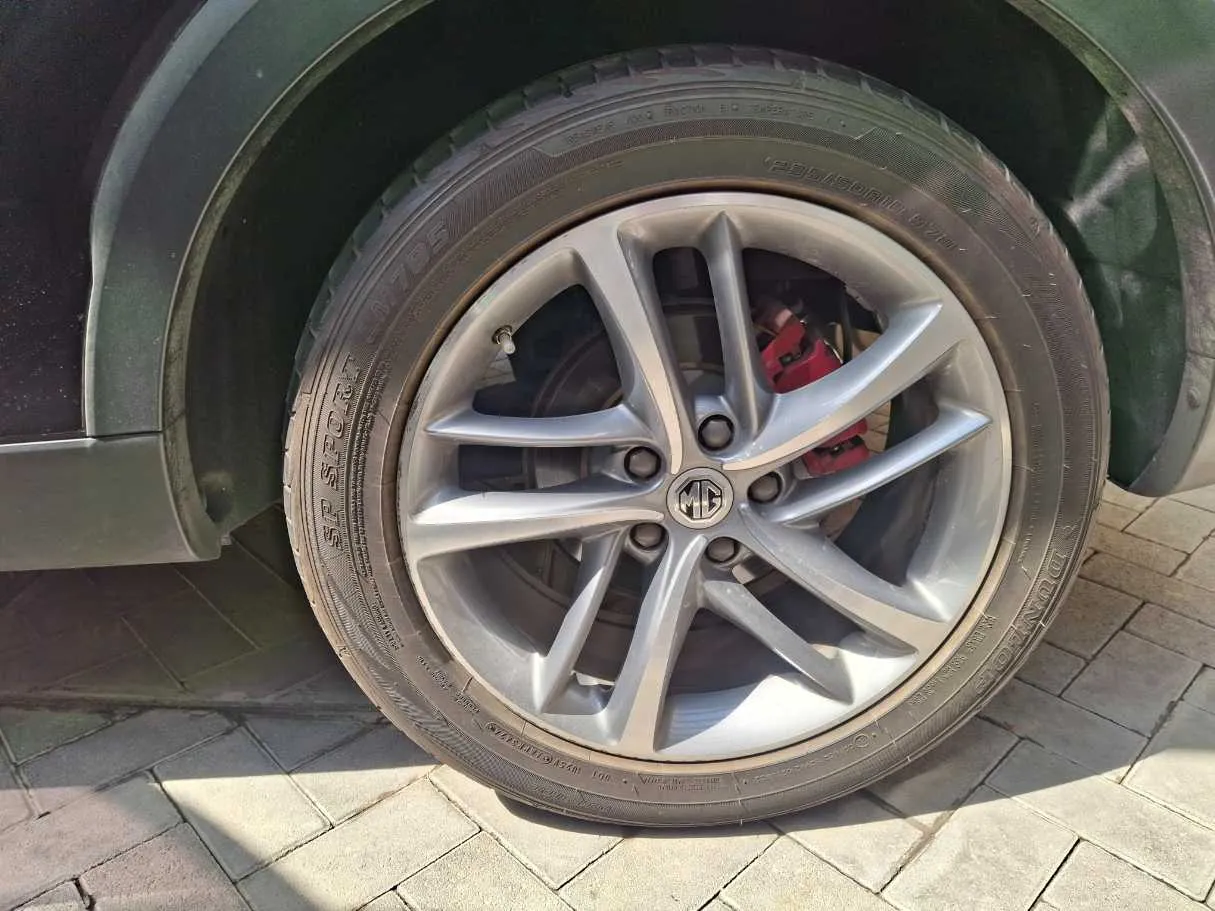 Car image 9