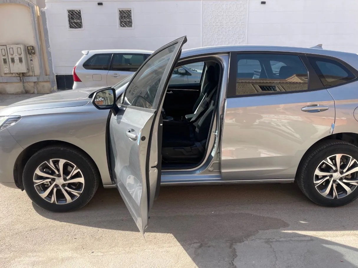 Car image 12