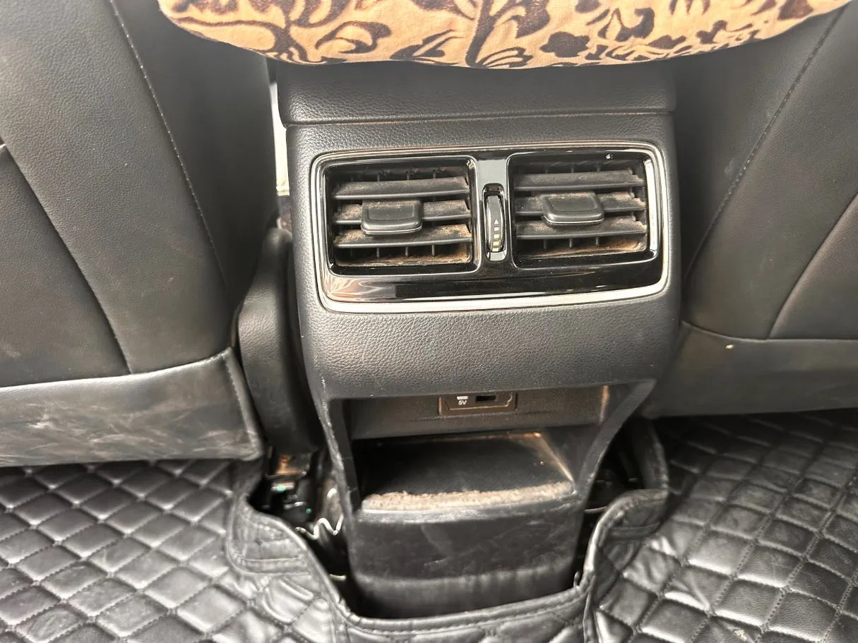 Car image 25