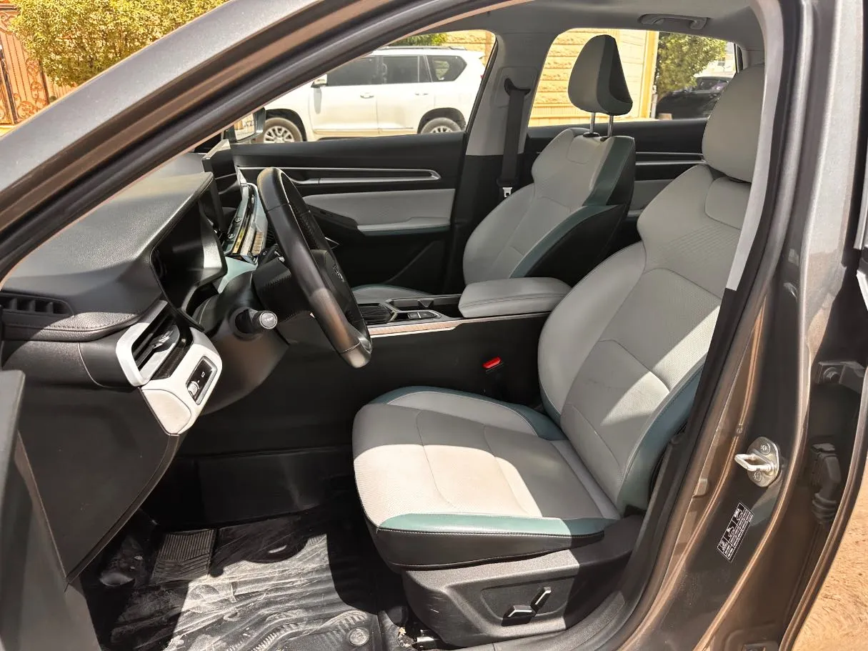 Car image 12