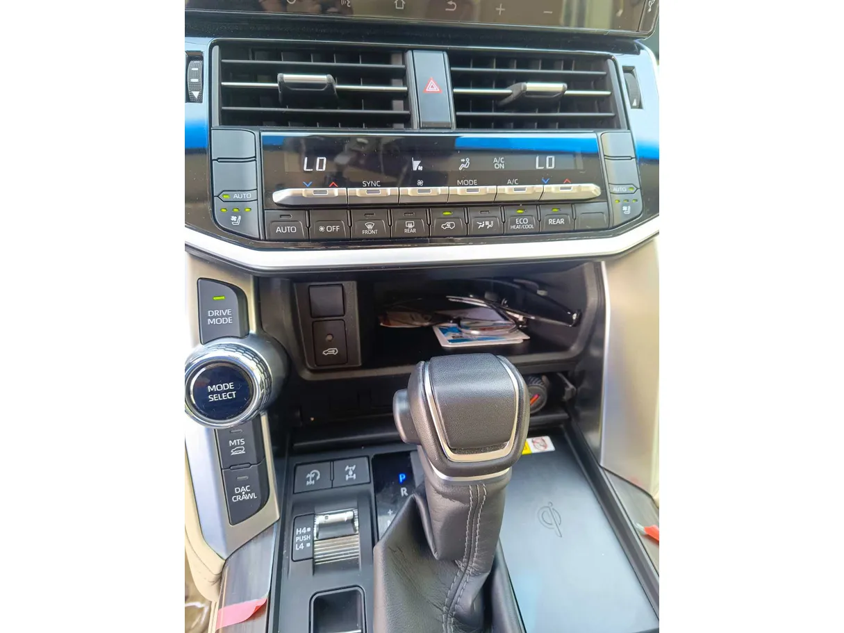 Car image 24