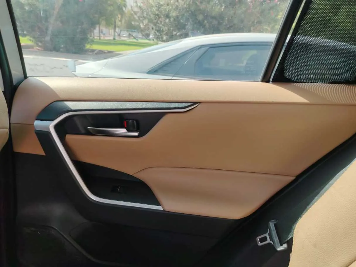 Car image 30