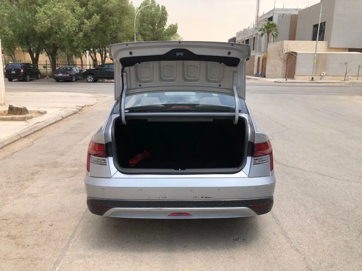 Car image 18
