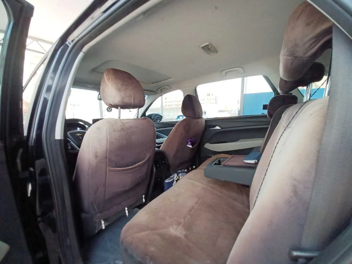 Car image 12