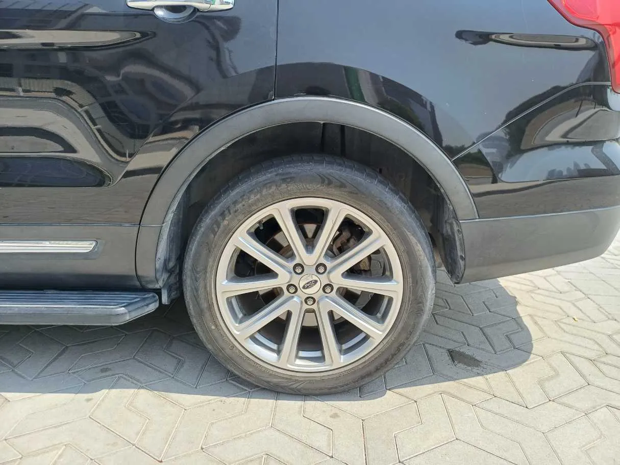 Car image 9