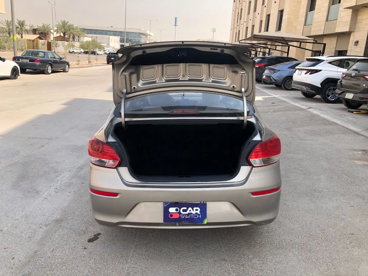 Car image 18
