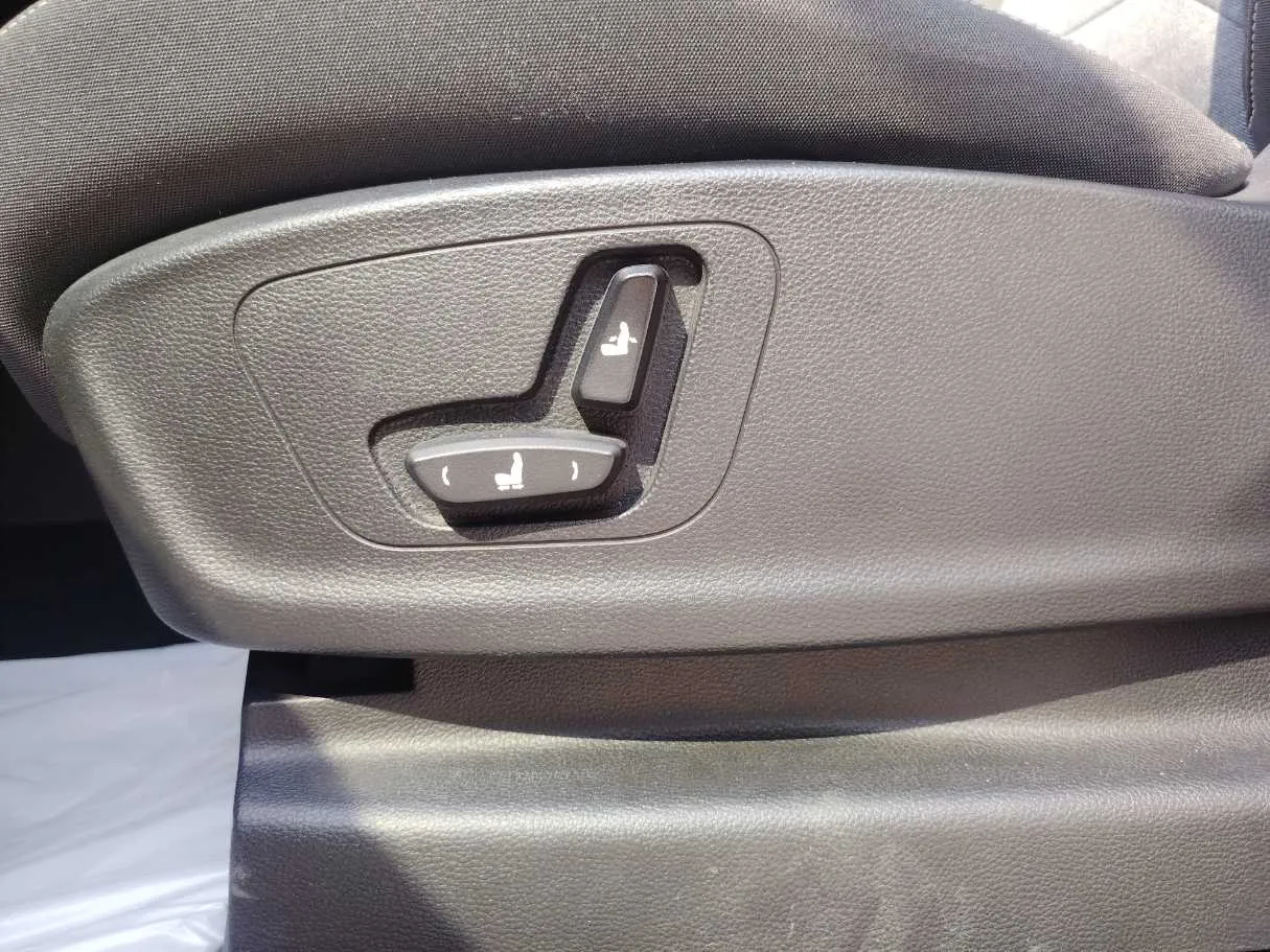 Car image 27