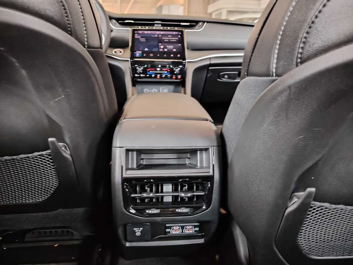 Car image 32