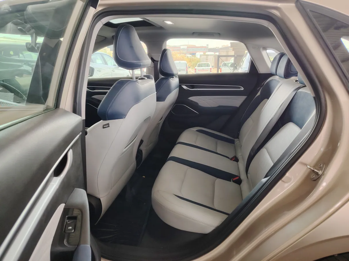 Car image 17