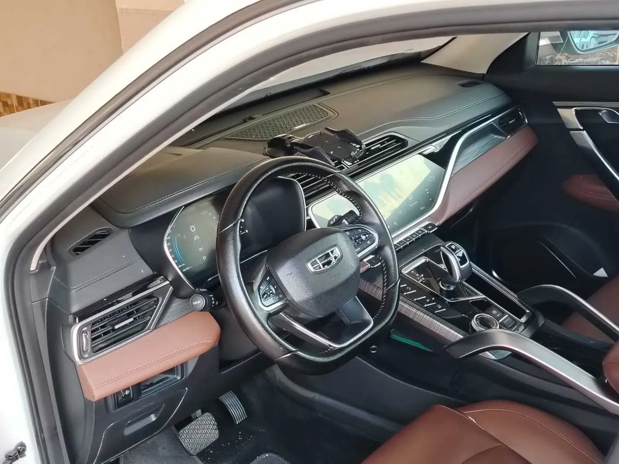 Car image 12