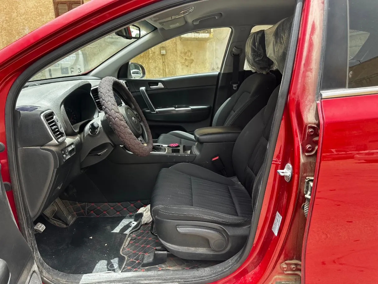 Car image 12