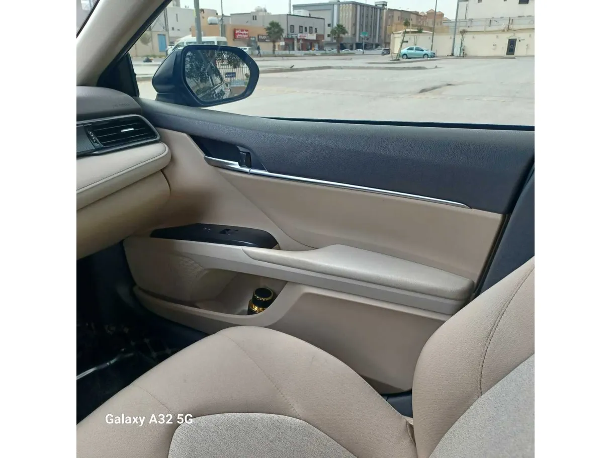 Car image 25