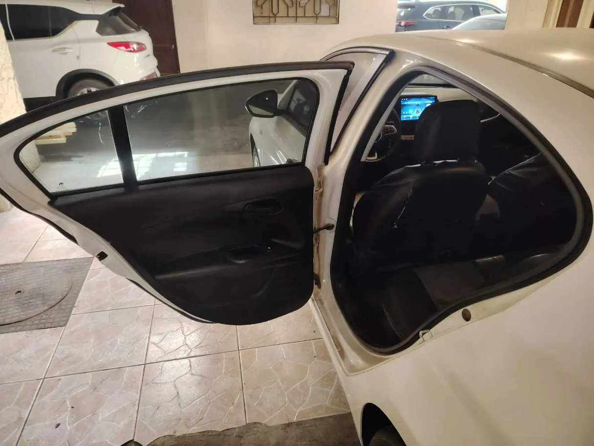 Car image 16