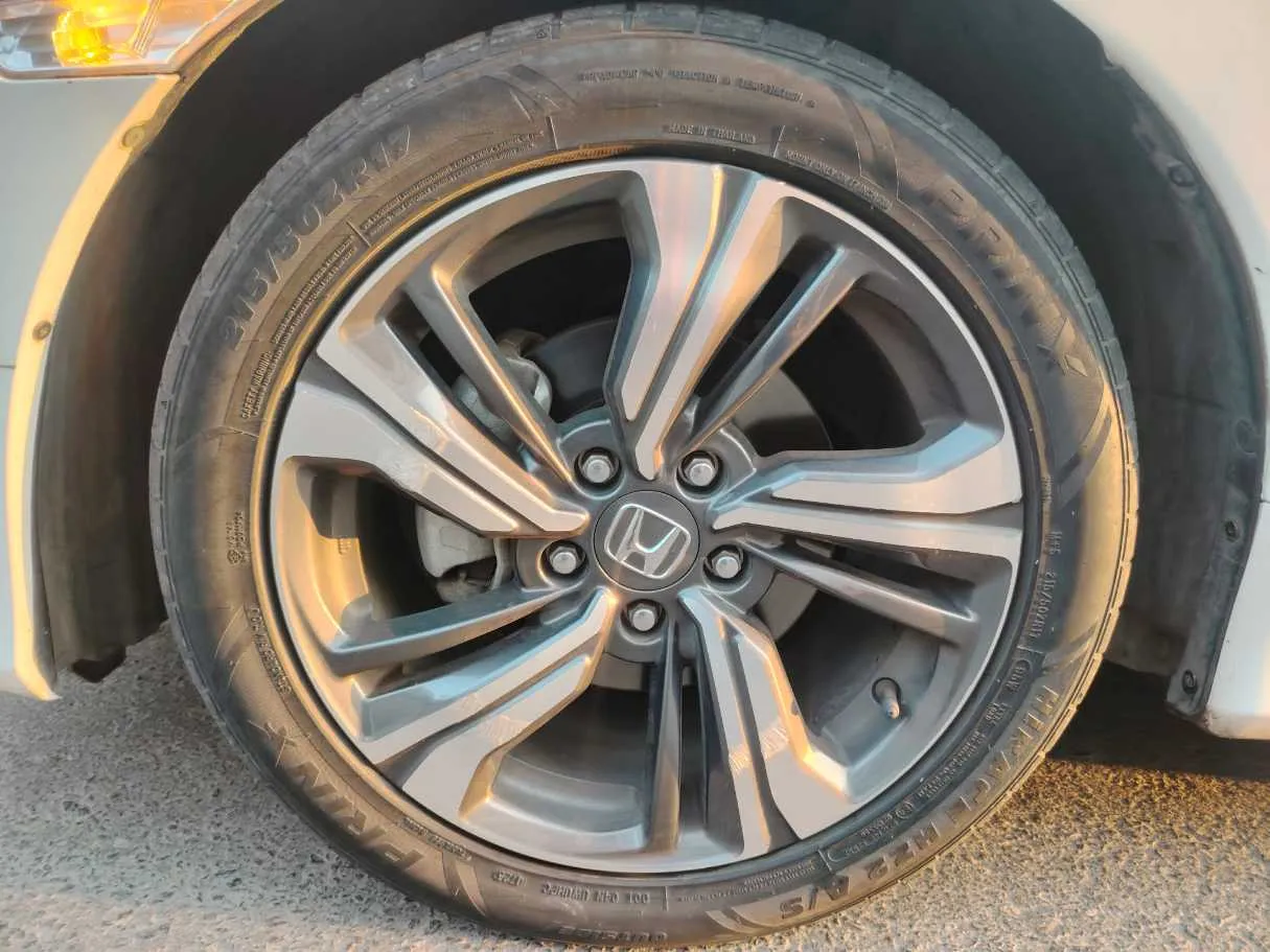 Car image 10