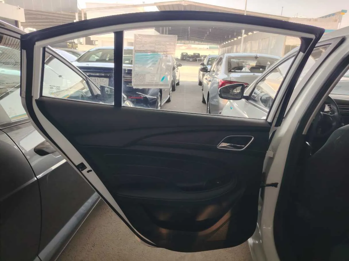 Car image 16