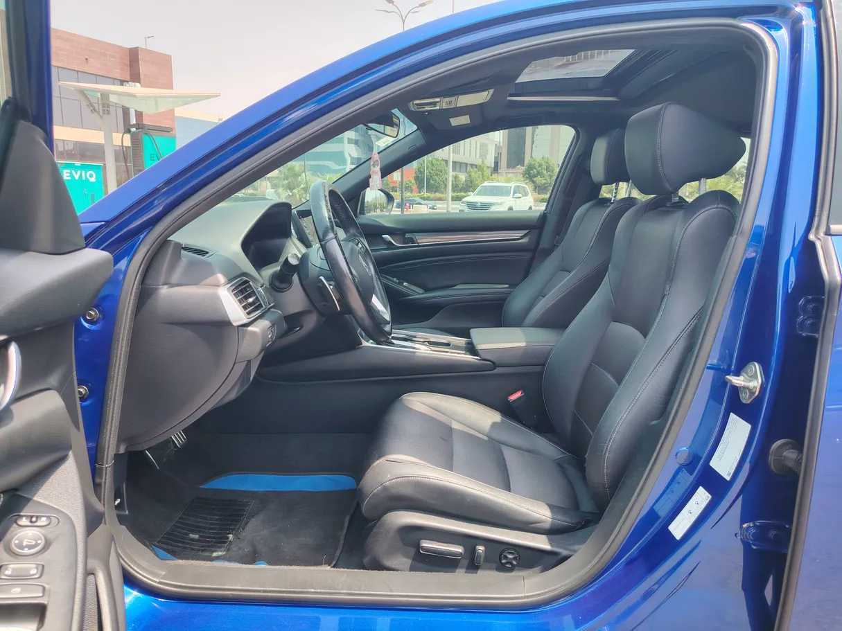 Car image 11