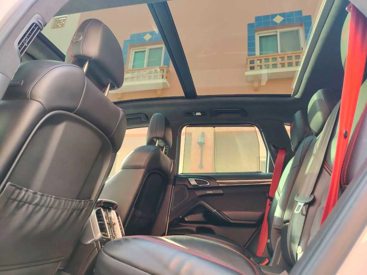 Car image 18