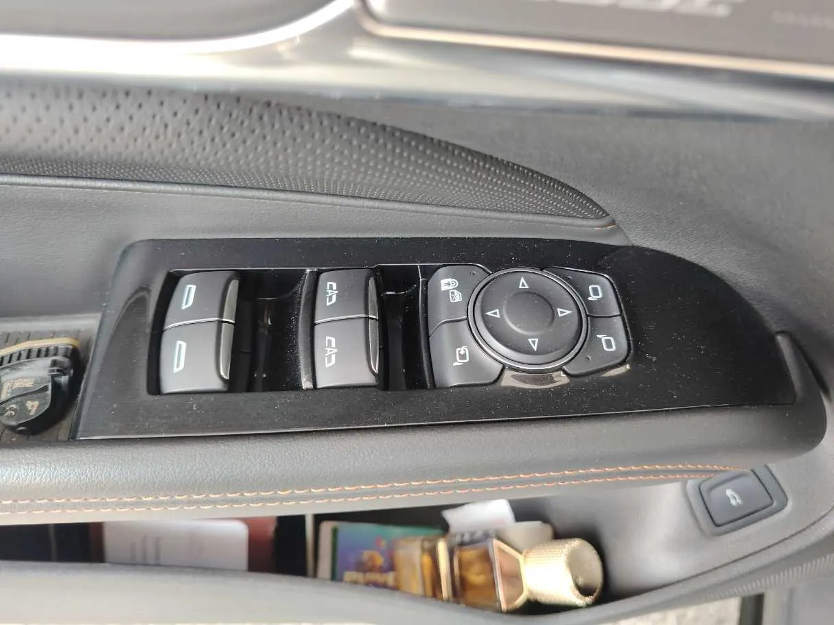 Car image 30