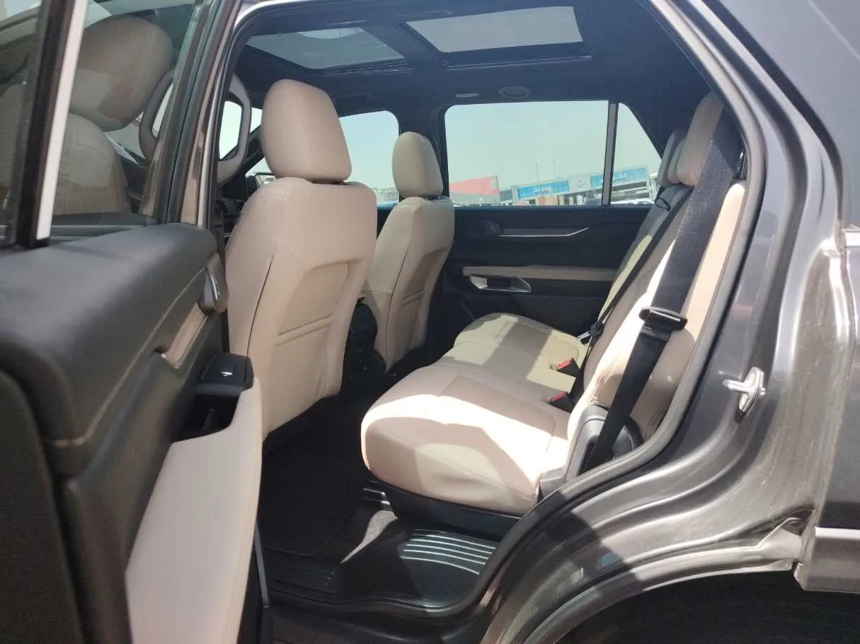 Car image 19