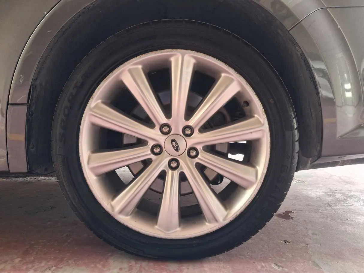 Car image 9