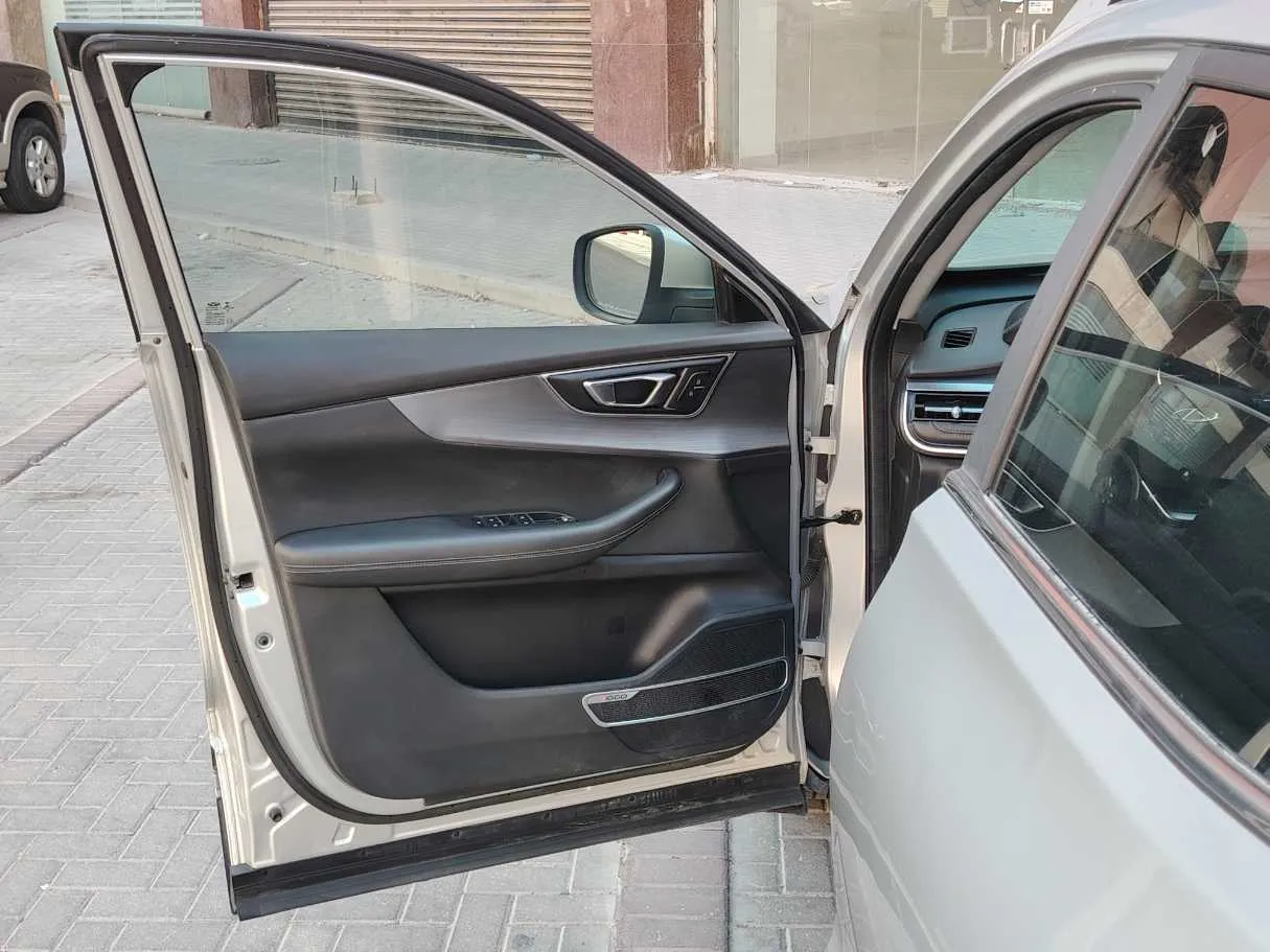 Car image 10