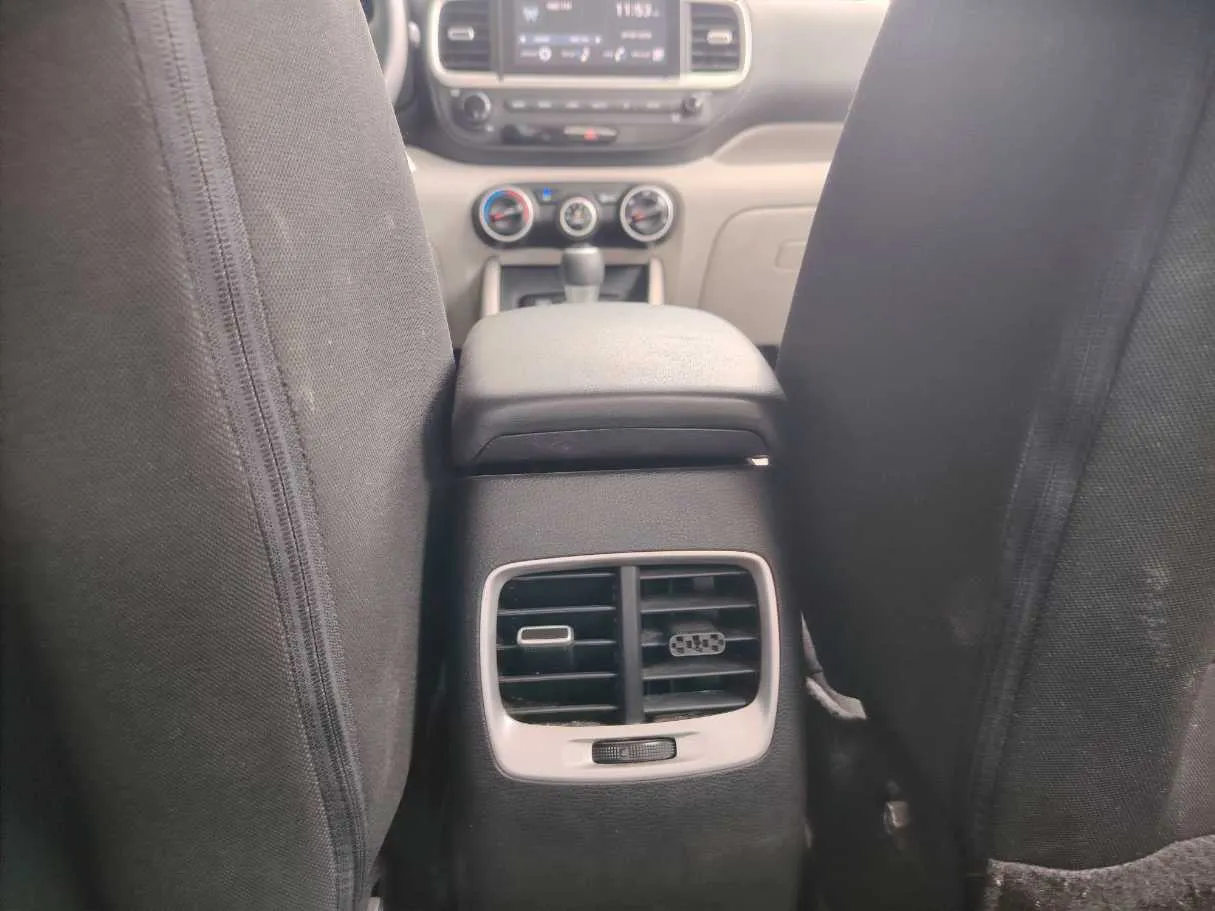 Car image 26