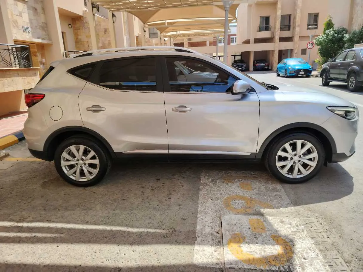 Car image 4