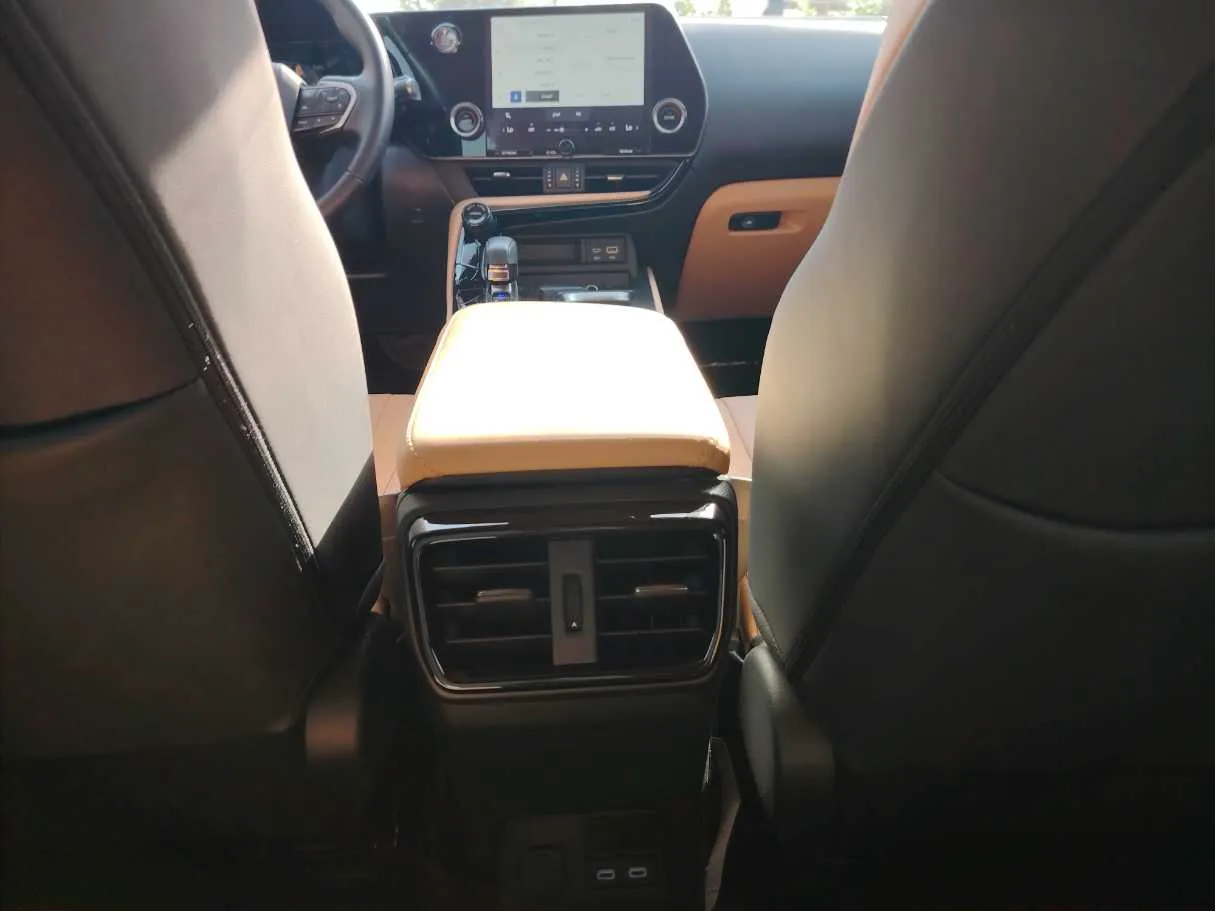 Car image 27