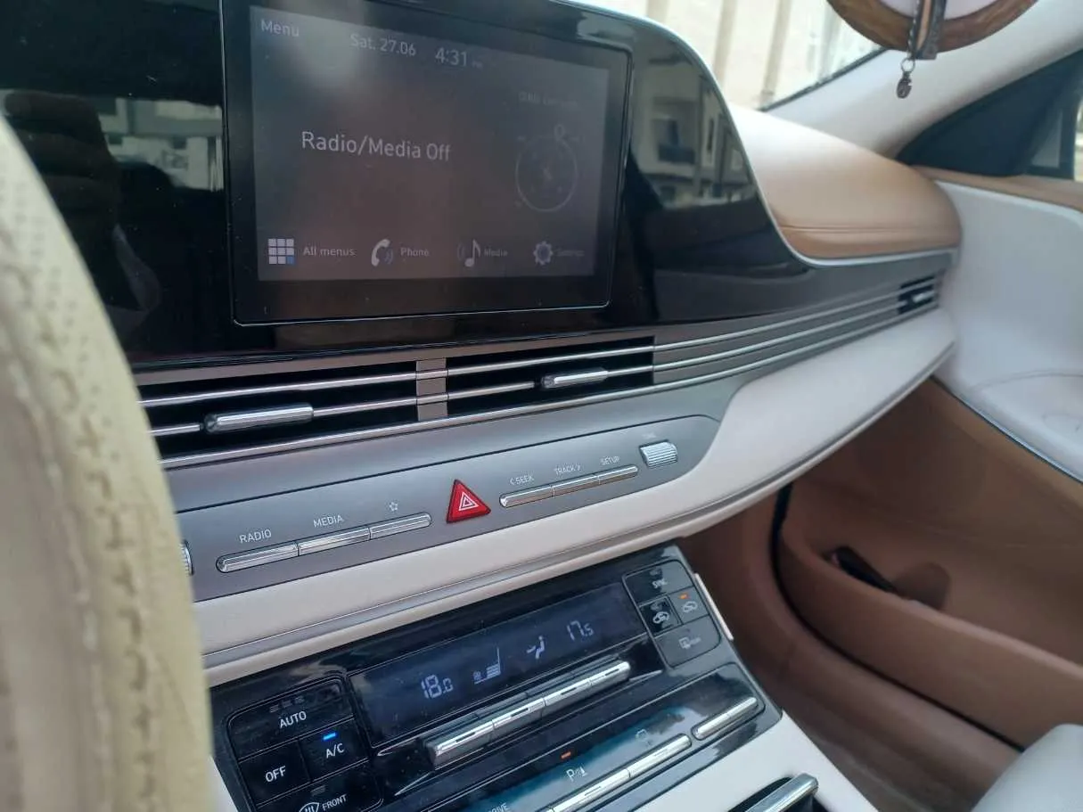 Car image 19